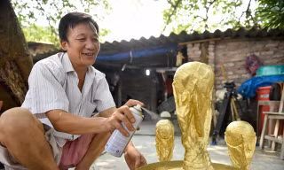 Làng gốm Bát Tràng lên báo Tây nhờ dịch vụ làm cúp vàng World Cup