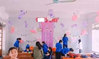 Các thành viên nữ tổ chức "Ngày con trai" cho phái mạnh trong lớp. Ảnh: H.T.