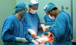 Các bác sĩ Bệnh viện Phụ sản Thành phố Cần Thơ đang phẫu thuật cấp cứu một trường hợp bị biến chứng thai kỳ. Ảnh:TT.