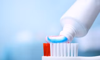Khi hiện tượng nẻ, bong tróc da môi liên tục dù dùng dưỡng môi liên tục, thì đó không hẳn là do yếu tố thời tiết.