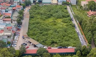 Bãi xe lậu trên khu đất "vàng" 10.000m2 tại số 295 Lê Duẩn vẫn hoạt động sau "lệnh" của Chủ tịch Hà Nội yêu cầu kiểm tra, xử lý. 