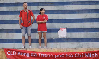 Hai CĐV của TP HCM trên sân vận động Thiên Trường. Ảnh: Lâm Thỏa.