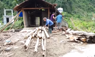 Mưa lốc làm hư hại gần 200 ngôi nhà ở Tuyên Quang