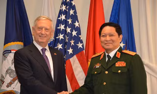 Bộ trưởng Ngô Xuân Lịch và Bộ trưởng Quốc phòng Mỹ James Mattis trong chuyến thăm Mỹ năm 2017. Ảnh: BQP