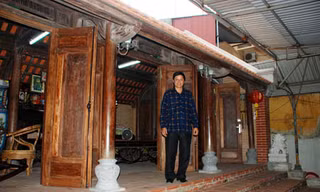 Gặp chủ nhân ngôi nhà gỗ sưa "trị giá trăm tỷ đồng" ở Bắc Giang