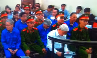 Bị cáo Kiên tranh thủ nghiên cứu tài liệu ngay trước vành móng ngựa.