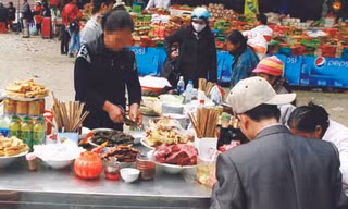 Ngộ độc thực phẩm luôn rình rập tại các hàng ăn vỉa hè (ảnh chỉ mang tính minh họa)