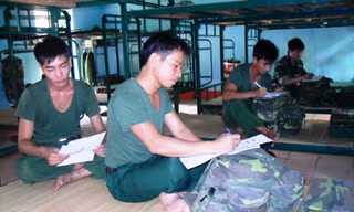 Lính trẻ viết thư và đọc thư Ảnh: BP