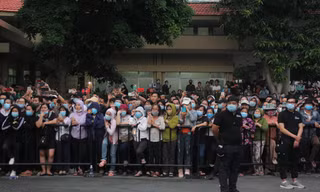 Hàng nghìn người dân chờ dưới mưa dọc đường ra sân bay để chào Chí Tài lần cuối 