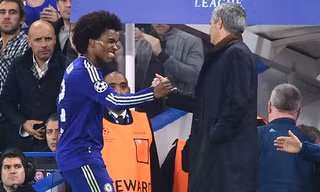 HLV Jose Mourinho muốn tái hợp với Willian.