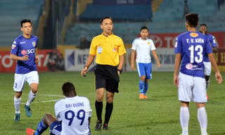 Trọng tài Phumarin Kamruen điều khiển trận CLB Hà Nội vs Quảng Nam tại vòng 25 V.League 2017. 