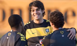 Chấn thương ở cơ đùi buộc tiền vệ Kaka phải rút khỏi ĐT Brazil dự Copa America 2016.