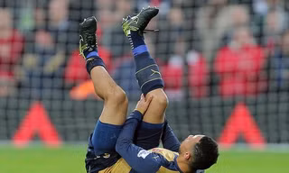 Francis Coquelin nghỉ hết năm vì chấn thương.