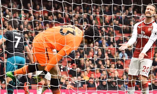 Cech và Mustafi mắc nhiều sai sót ở Premier League mùa này.