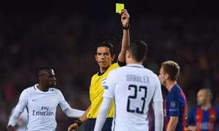 Trọng tài Deniz Aytekin có nhiều quyết định gây tranh cãi ở trận Barcelona vs PSG.