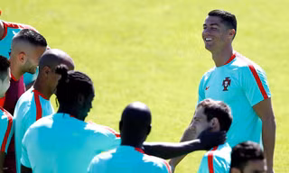Ronaldo có nghĩa cử cao đẹp trước trận chung kết EURO 2016.