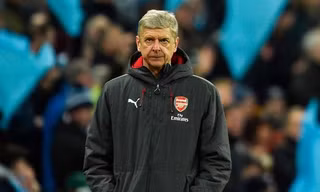 HLV Wenger đối mặt tương lai bất định ở Arsenal.