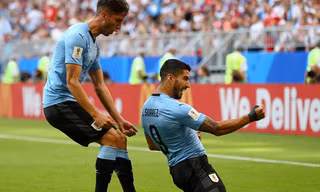 Suarez ăn mừng bàn mở tỷ số