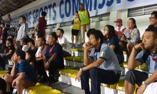 HLV Akira Nishino chăm chú theo dõi U22 Việt Nam đả bại U22 Indonesia.