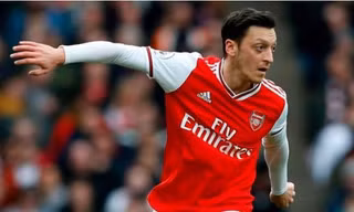 Mesut Ozil không chịu rời Arsenal.