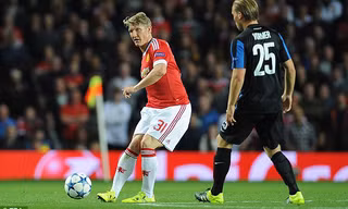 Bastian Schweinsteiger không thể có mặt trong đội hình M.U ở trận chiến với Chelsea.