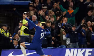 Morata ăn mừng bàn mở tỷ số cho Chelsea.
