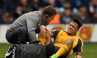 Alexis Sanchez lại dính chấn thương.
