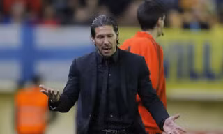 HLV Simeone thất vọng khi Atletico Madrid thảm bại trước Real Madrid.