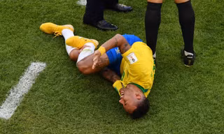 Neymar bị chỉ trích vì ăn vạ quá lố.
