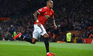 Ashley Young tỏa sáng trước Watford.