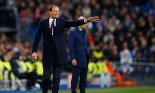 HLV Allegri tức giận khi trọng tài cho Real Madrid hưởng penalty phút bù giờ.