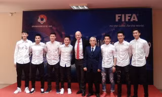 Chủ tịch FIFA Gianni Infantino chụp hình cùng các cầu thủ U23 Việt Nam.