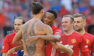 Ibrahimovic hành động “nghĩa hiệp” với Martial.