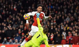 Aubameyang ghi bàn ngay trong trận ra mắt Arsenal.