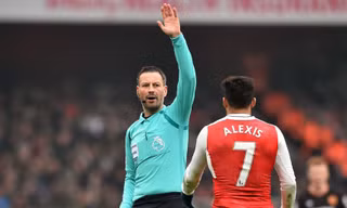 Mark Clattenburg thừa nhận sai lầm ở trận Arsenal thắng Hull City.