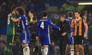 Fabregas không vui vì phải dự bị quá nhiều ở Chelsea.