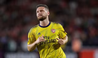 Shkodran Mustafi đối mặt tương lai u ám tại Arsenal.
