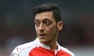 Arsenal sẵn sàng chi đậm để giữ chân Ozil.