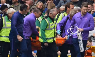 Hugo Lloris phải rời sân trên cáng.