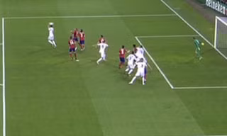 Ramos đã đứng dưới hàng thủ Atletico Madrid khi chạm bóng.