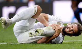 Nacho Fernandez dính chấn thương cực nặng ở đầu gối.