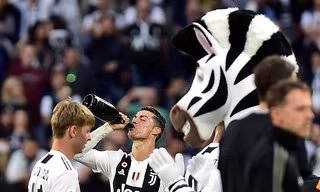 Cristiano Ronaldo ăn mừng ngôi vô địch Serie A với Juve