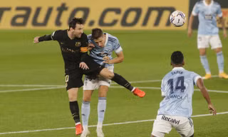 Celta Vigo bất lực trong việc kèm cặp Lionel Messi.