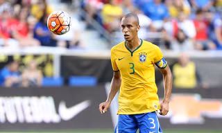 Miranda sẽ đeo băng thủ quân khi Brazil đấu Serbia.
