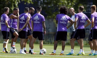 HLV Zinedine Zidane chỉ đạo các học trò tập luyện.