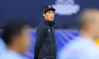 HLV Akira Nishino đang chịu nhiều sức ép.