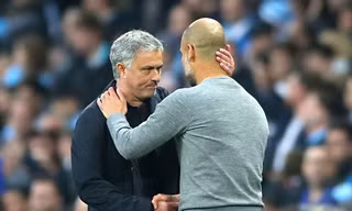 HLV Jose Mourinho bắt tay và nói chuyện khá lâu với HLV Pep Guardiola.