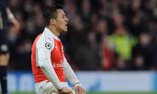 Alexis Sanchez bị đau ở bắp đùi.