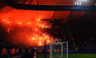 Leicester City đối mặt án phạt vì để CĐV đốt pháo sáng trên khán đài.