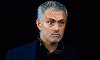 Mourinho bức xúc vì trọng tài không cho Chelsea hưởng phạt đền. 